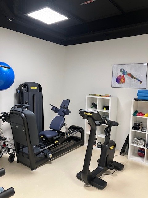 Beinpresse und Ergometer im MTT-Bereich